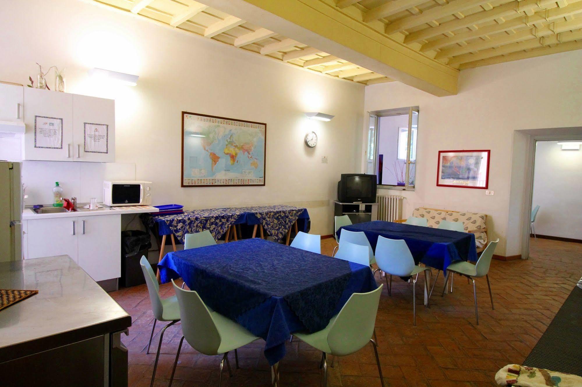 רומא Orsa Maggiore Hostel For Women Only מראה חיצוני תמונה