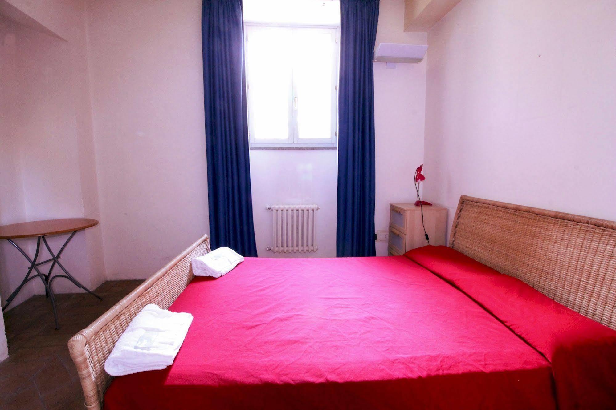 רומא Orsa Maggiore Hostel For Women Only מראה חיצוני תמונה